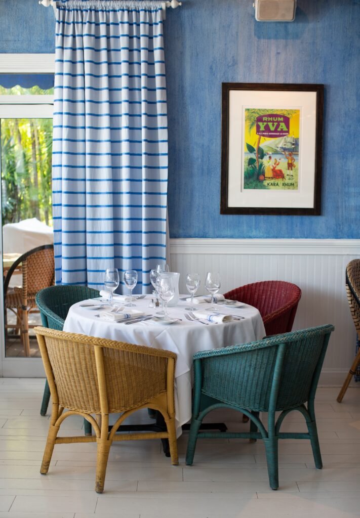 Bleu Provence , Interior Table